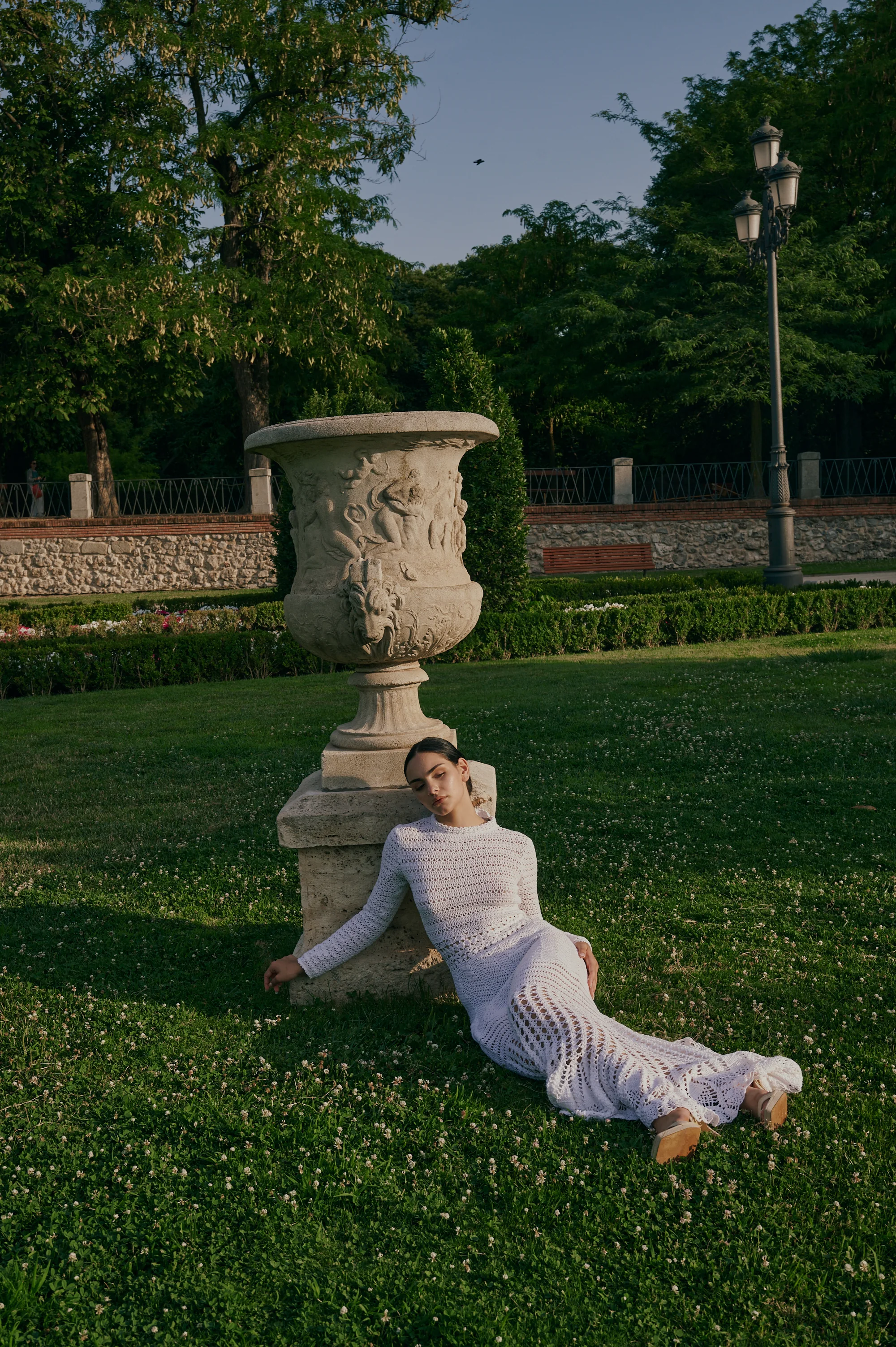 Vestido tejido blanco junto a una urna de jardín — Daniela Coloma