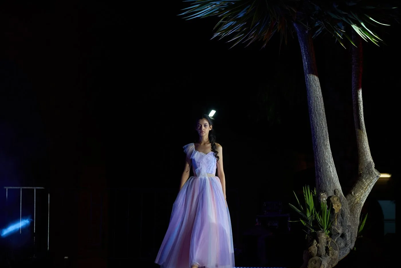 Vestido de tul lavanda en la pasarela nocturna — Aurat