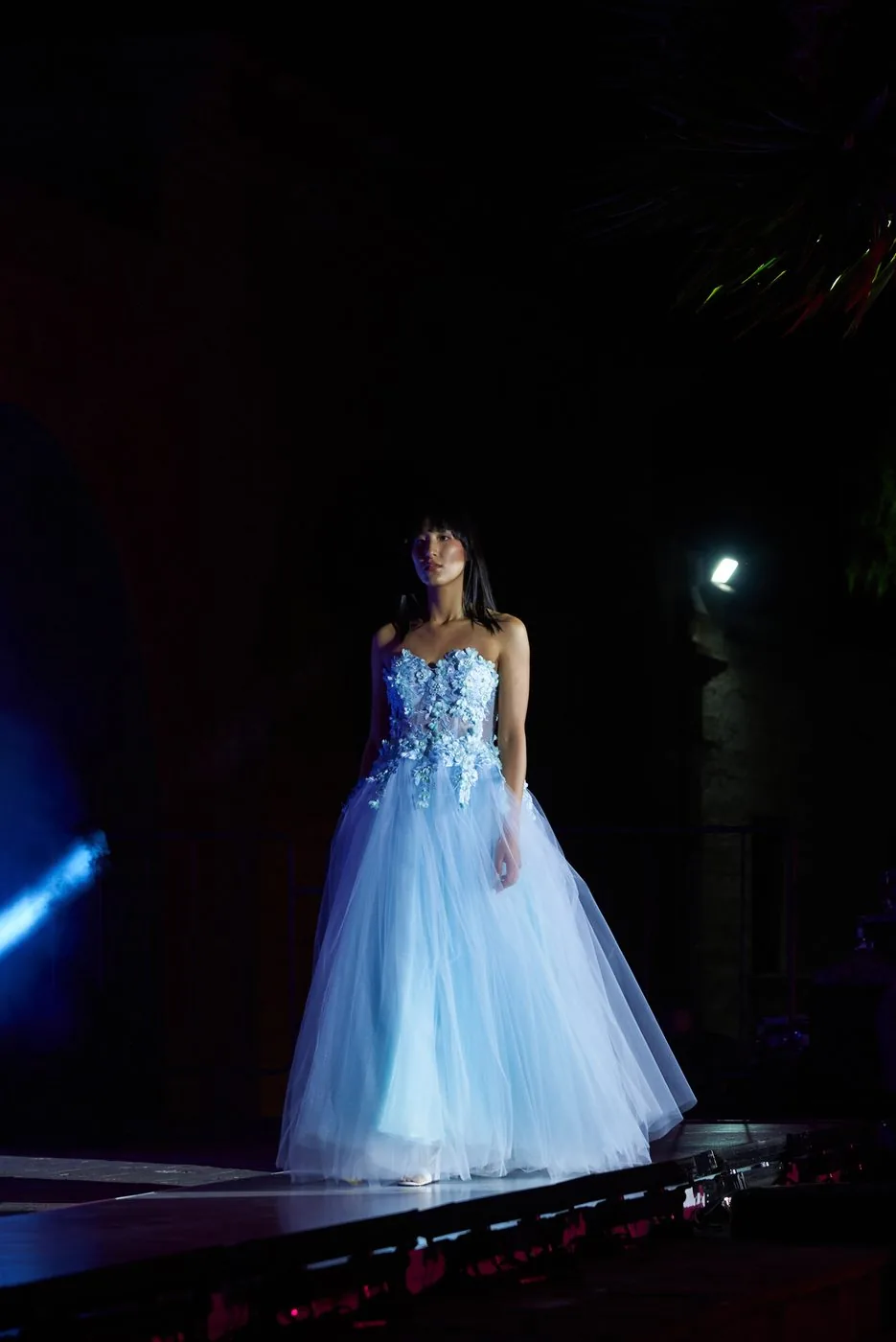 Vestido midi celeste con aplicaciones florales, otra modelo — Aurat