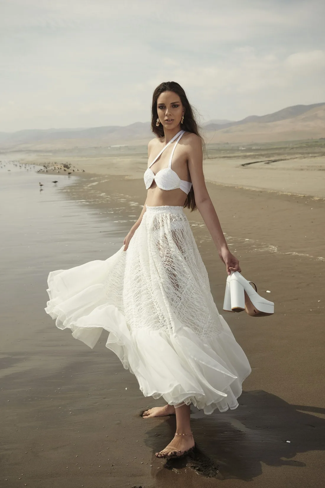 Vestido de encaje con falda voluminosa en la playa — Dalum