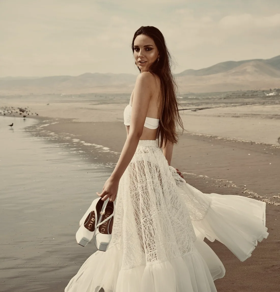 Vestido de encaje visto de espaldas en la orilla — Dalum