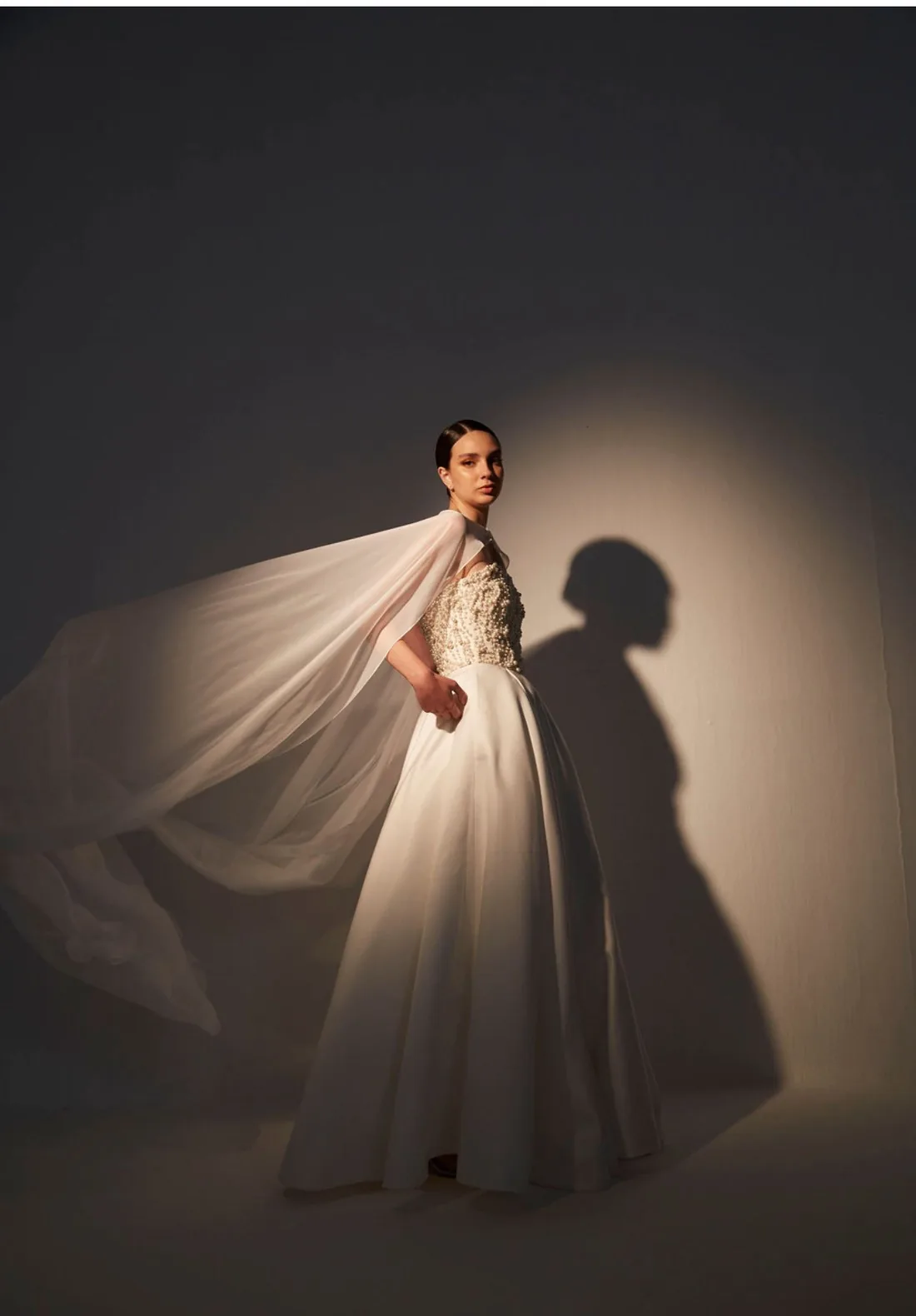 Vestido con corpiño de perlas y capa fluida — Le Blanc