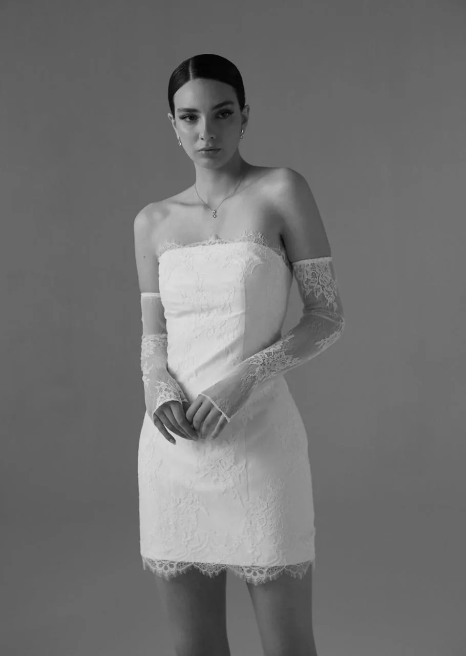 Vestido corto de encaje con guantes largos — Le Blanc