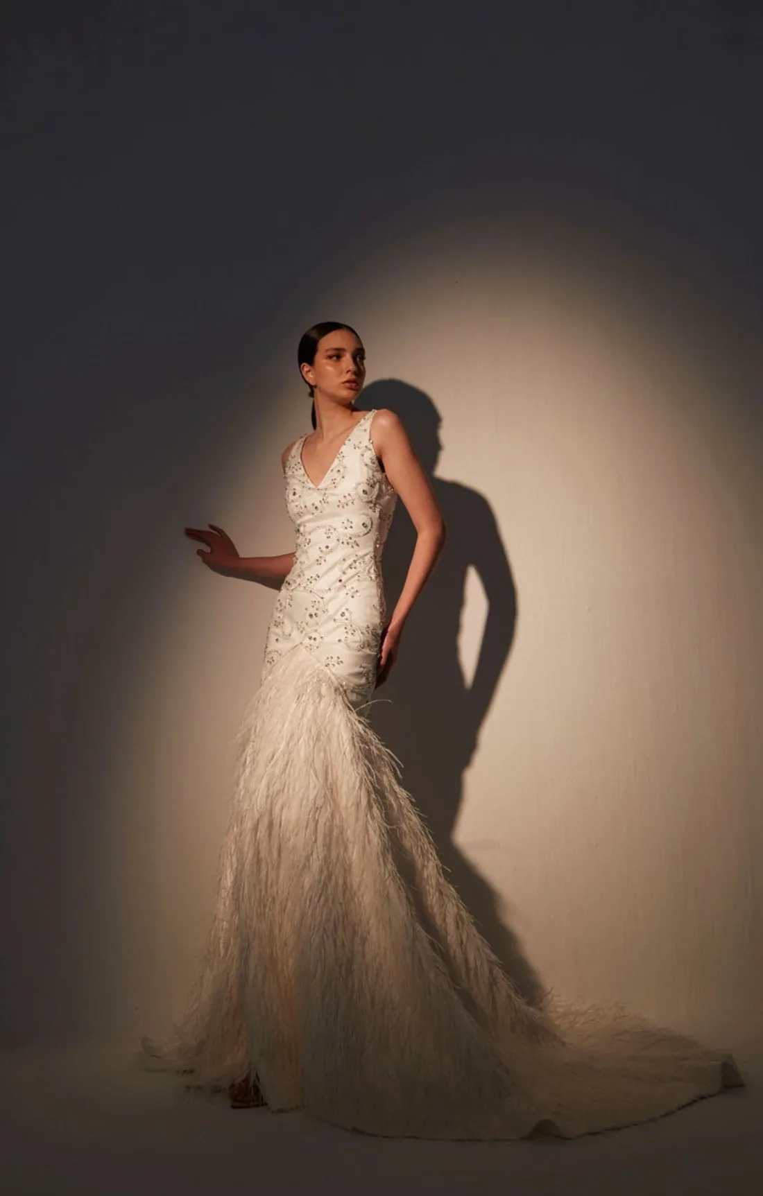 Vestido sirena bordado con falda de plumas — Le Blanc