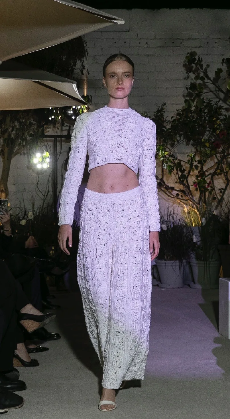 Conjunto crop top y pantalón de crochet en pasarela — Love Language