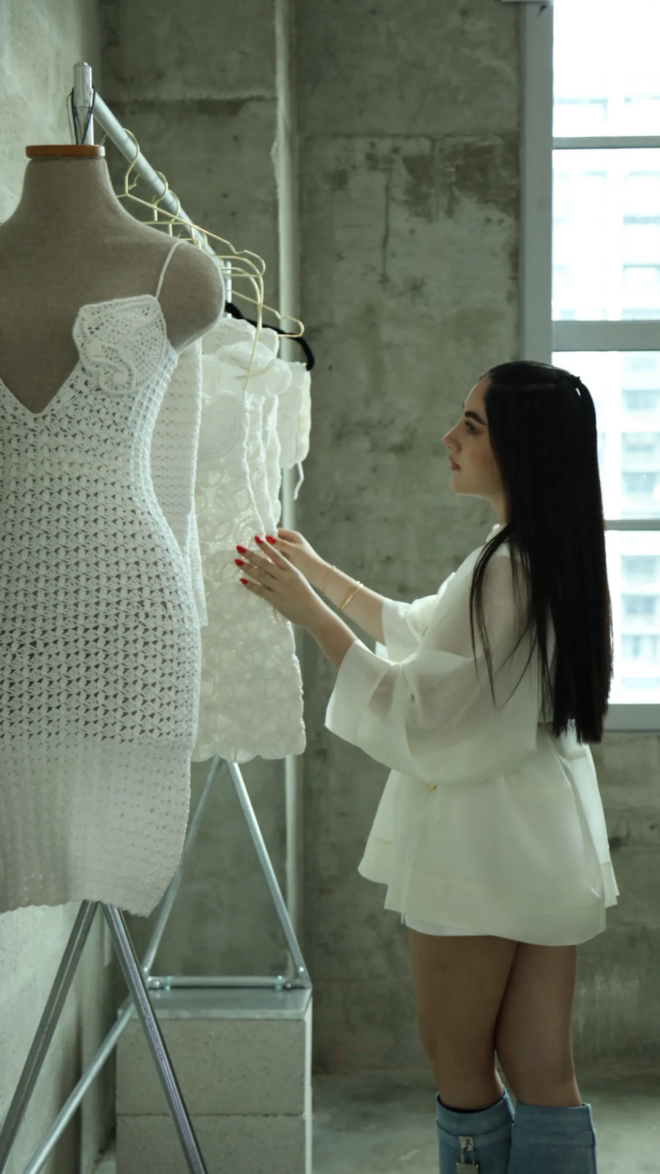 Daniela Coloma revisando piezas de crochet en el atelier