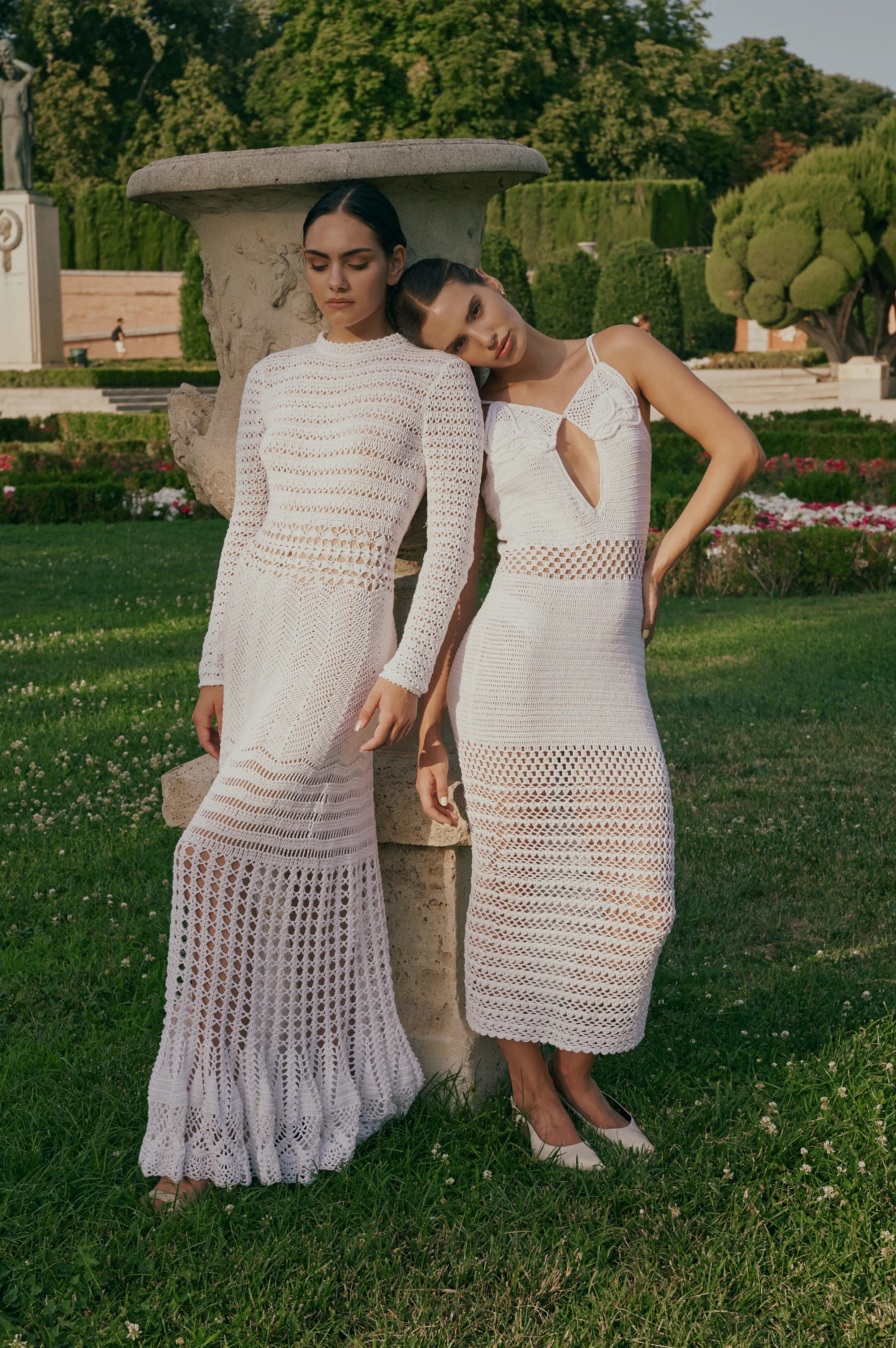 Dos modelos con vestidos tejidos junto a una urna de jardín — Daniela Coloma