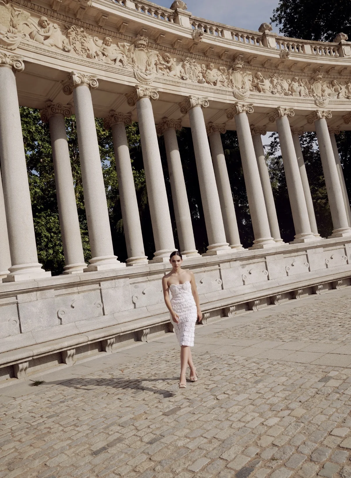 Vestido de encaje strapless entre columnas — Daniela Coloma